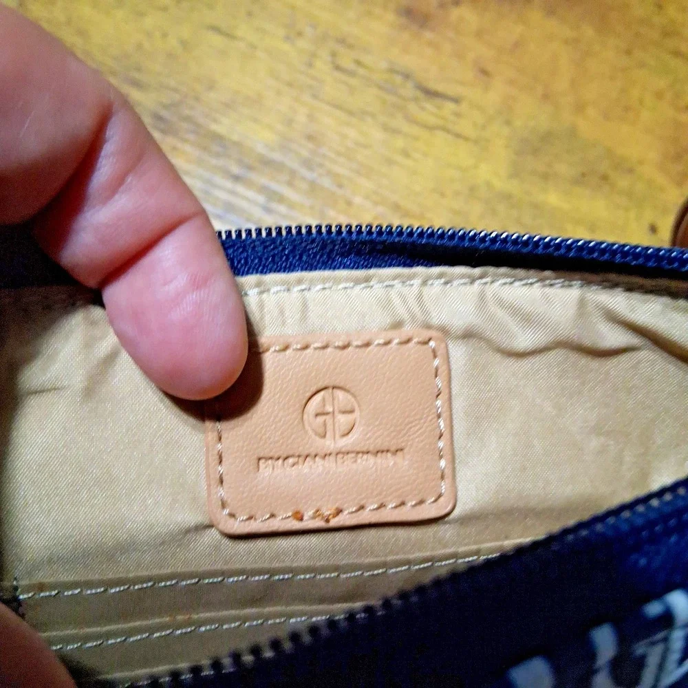 Giani Be1.44rnini‎ Wristlet Purse Navy White Tan Pockets Small Signature Logo